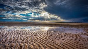 Meerblick mit Strand und Wolken über der Nordsee von eric van der eijk