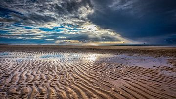 Meerblick mit Strand und Wolken über der Nordsee von eric van der eijk