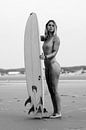 Zwart-wit Portret van Loes met Surfplank no.3 van Alex Hamstra thumbnail