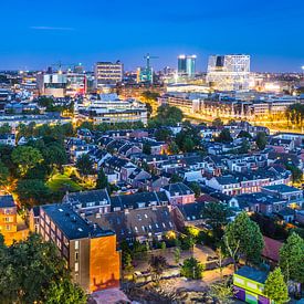 Le soir tombe sur la ligne d'horizon d'Utrecht sur Dennis Kuzee