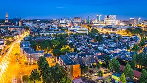 Avond valt over skyline Utrecht van Dennis Kuzee