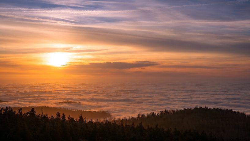The sun and the sea of clouds by Steffen Henze