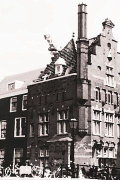 Abstraktes Amsterdamer Grachtenhaus mit Treppengiebel von Diana Smits