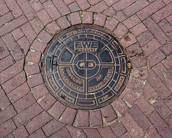 Manhole cover in clinker paving, Amsterdam