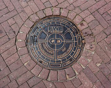 Manhole cover in cobblestone pavement, Amsterdam von MMFoto