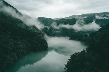 Mysterieuze bewolking in de Japanse Alpen van Nikkie den Dekker | travel & lifestyle photography