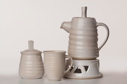 Keramiek gebakken met glazuur, gekleurd en wit, keukengerei