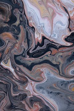 Vloeibare kleuren: aardetinten stromen langs elkaar (verticaal) van Marjolijn van den Berg