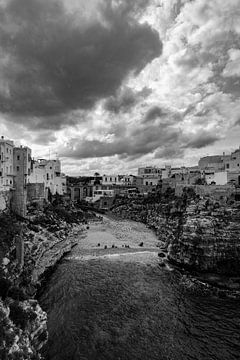 Uitzicht op Zee Polignano a Mare Italië zwart-wit van Martijn Jebbink Fotografie
