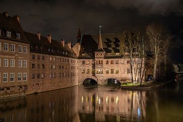 Huizen aan de Pregnitz rivier in Nurenberg, Duitsland, laat in de avond