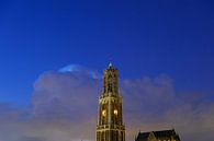 Domtoren en Domkerk in Utrecht met donderwolk en sterrenhemel van Donker Utrecht thumbnail