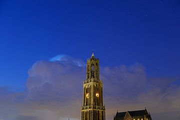 Tour Dom et église Dom à Utrecht avec nuage d'orage et ciel étoilé sur Donker Utrecht
