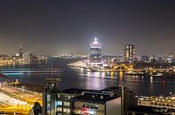 Pontjes in de avond trekken lijnen op het IJ in Amsterdam van Marcia Kirkels thumbnail