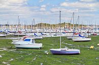 Bootjes in de haven van Larmor-Plage met eb van Dennis van de Water thumbnail