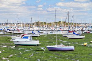 Bootjes in de haven van Larmor-Plage met eb von Dennis van de Water