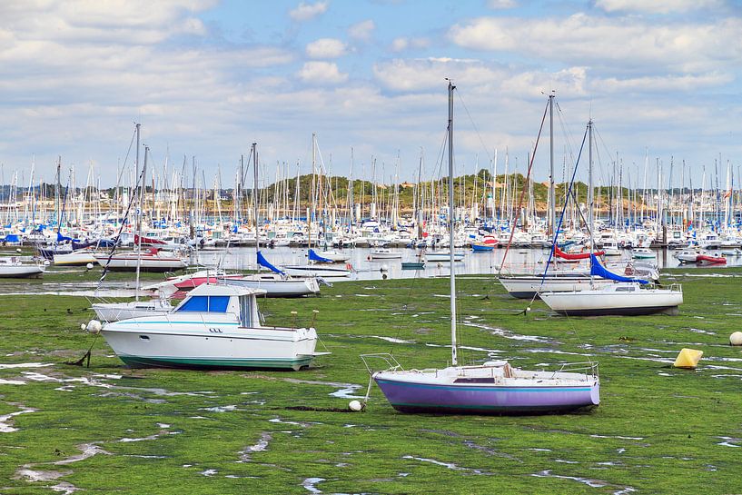 Bootjes in de haven van Larmor-Plage met eb par Dennis van de Water