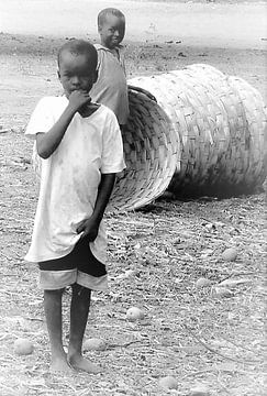 Porträt süßer schüchterner gambischer Jungen. von Ineke de Rijk