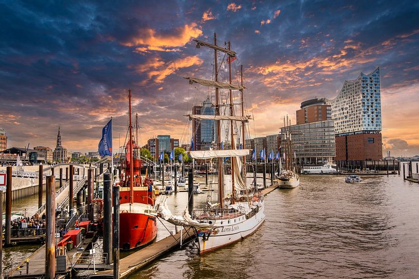 Segelschiff und Feuerschiff in Hamburg mit Bewölkung von Dieter Walther
