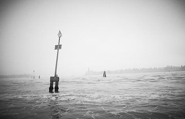 Lagune von Venedig im Nebel von Karel Ham