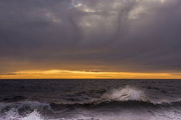 Zonsondergang op zee met golf van Jan Georg Meijer