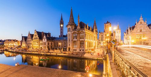 Het oude centrum van Gent in België in de avonduren van Werner Dieterich