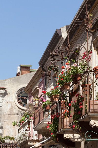 Bloembakken en balkons, oude huisgevels, Hauptstra�e Corso Umberto, Taormina, Provincie Messina, Sic van Torsten Krüger