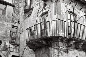 Maison médiévale hantée et abandonnée à Forza d'Agrò - monochrome