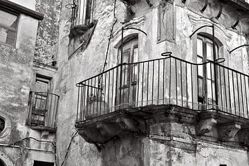 Mittelalterliches, verlassenes Geisterhaus in Forza d’Agrò - monochrom von Silva Wischeropp