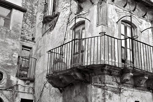 Middeleeuws, verlaten spookhuis in Forza d'Agrò - monochroom