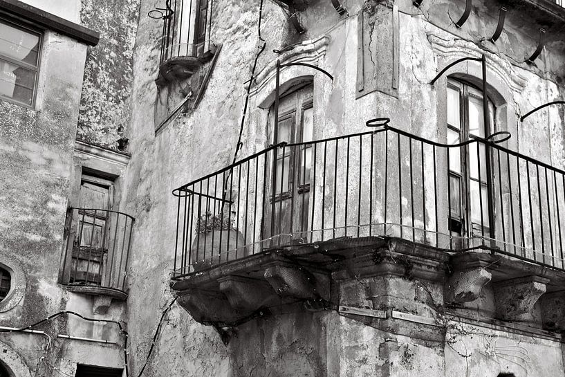 Mittelalterliches, verlassenes Geisterhaus in Forza d’Agrò - monochrom von Silva Wischeropp