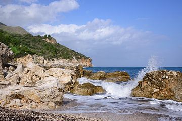 Kust met rotsen aan zee van Ulrike Leone