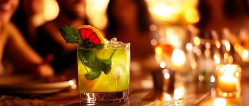 Frisse cocktail in een gezellige sfeer