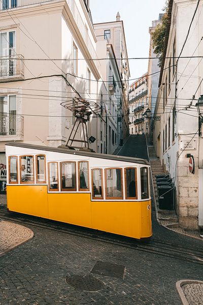 Lissabon gele tram (Ascensor da Bica) van Michiel Dros