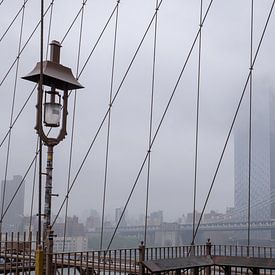 Vues brumeuses du pont de Brooklyn à New York sur Marieke van de Velde
