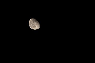 De maan van dichtbij met heel veel details. van Kingkev fotografie