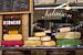 Wijn en kaas (Etalage van een Franse winkel) van Birgitte Bergman