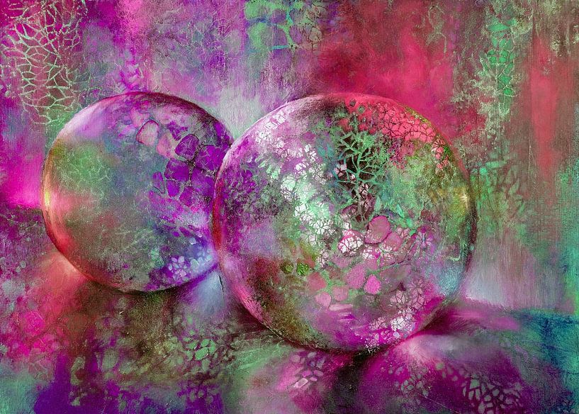 Kleine Kostbarkeiten - Glaskugeln im Licht mit rot, purpur und türkis von Annette Schmucker