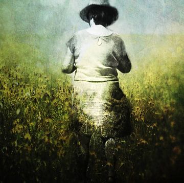 Frau mit Hut geht in einem gelben Blumenfeld von Mario Dekker-Janssen