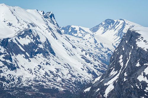 Besneeuwde bergen aan de Geirangerfjord, Noorwegen