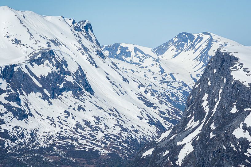 Montagnes enneigées au Geirangerfjord, Norvège par Arja Schrijver Photographe