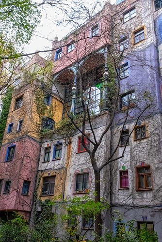 Arrière-côté de la célèbre maison  aux couleurs vives à Vienne sur Patricia Hofmeester