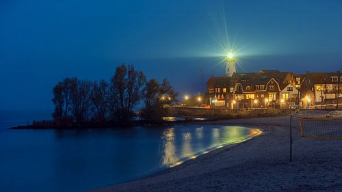 Urker vuurtoren bij avond vanaf het strand