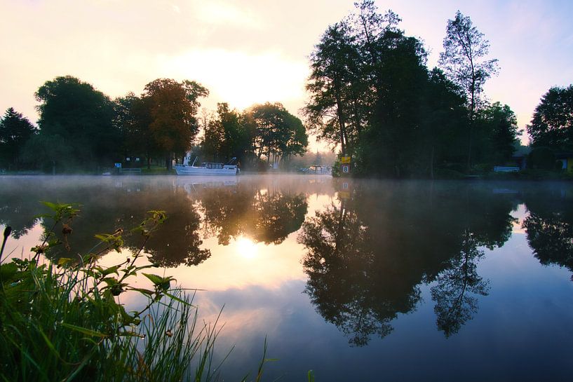 Ein Sonnenaufgang im Morgengrauen, mit Nebel auf dem Fluss und warmer Lichtatmosphäre von Martin Köbsch