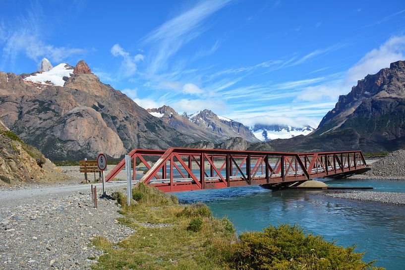 Rode brug rivier en bergen Argentijs Patagonië van My Footprints