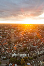 De Peperbus in Zwolle, gezien vanuit de lucht tijdens een zomerse zonsopgang van Sjoerd van der Wal Fotografie