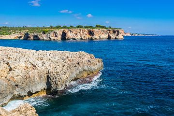 Prachtige rotsachtige kustlijn van Mallorca, Spanje Middellandse Zee van Alex Winter