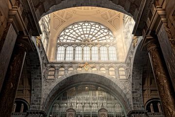 Hall of Antwerp's central station in art deco style by gaps photography