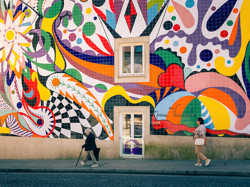 Das farbenfrohe Porto – Modernes Azulejo-Kunstwerk von Joana Vasconelos