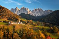 Paysage avec église et montagnes en Italie en automne par iPics Photography Aperçu