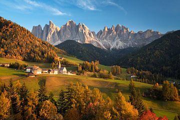 Landschaft mit Kirche und Bergen in Italien im Herbst